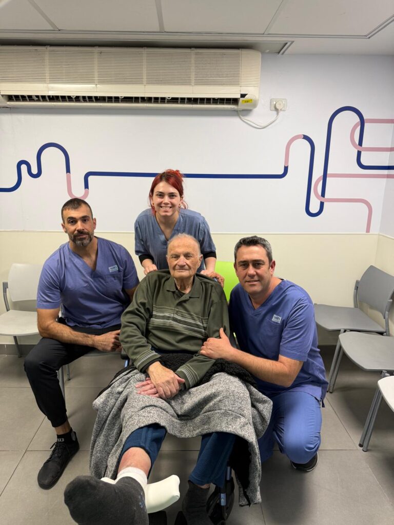 צוות רפואי של מכבי בפעולת חירום במקלט | צילום: מכבי