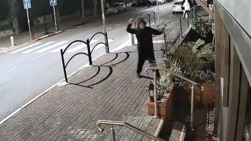 אחד הנערים משליך אבן לעבר המסעדה | צילום: מתוך מצלמות אבטחה