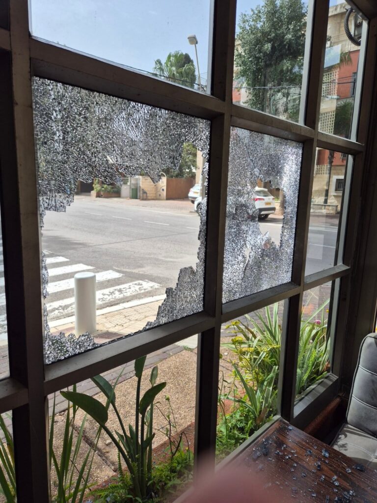 חלון מנופץ | צילום: דניאל יסמן