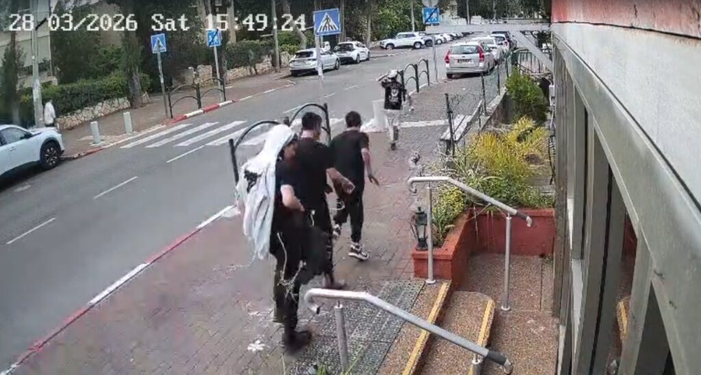 העבריינים נמלטים לאחר שזרקו נוזל חשוד לעבר המסעדה | צילום: מתוך מצלמות אבטחה