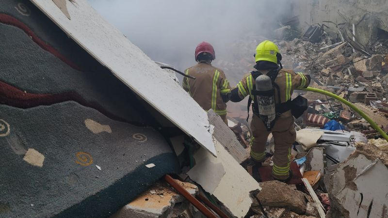 מרכז הכרמל: חולץ לכוד מההריסות, שריפה פרצה בזירה