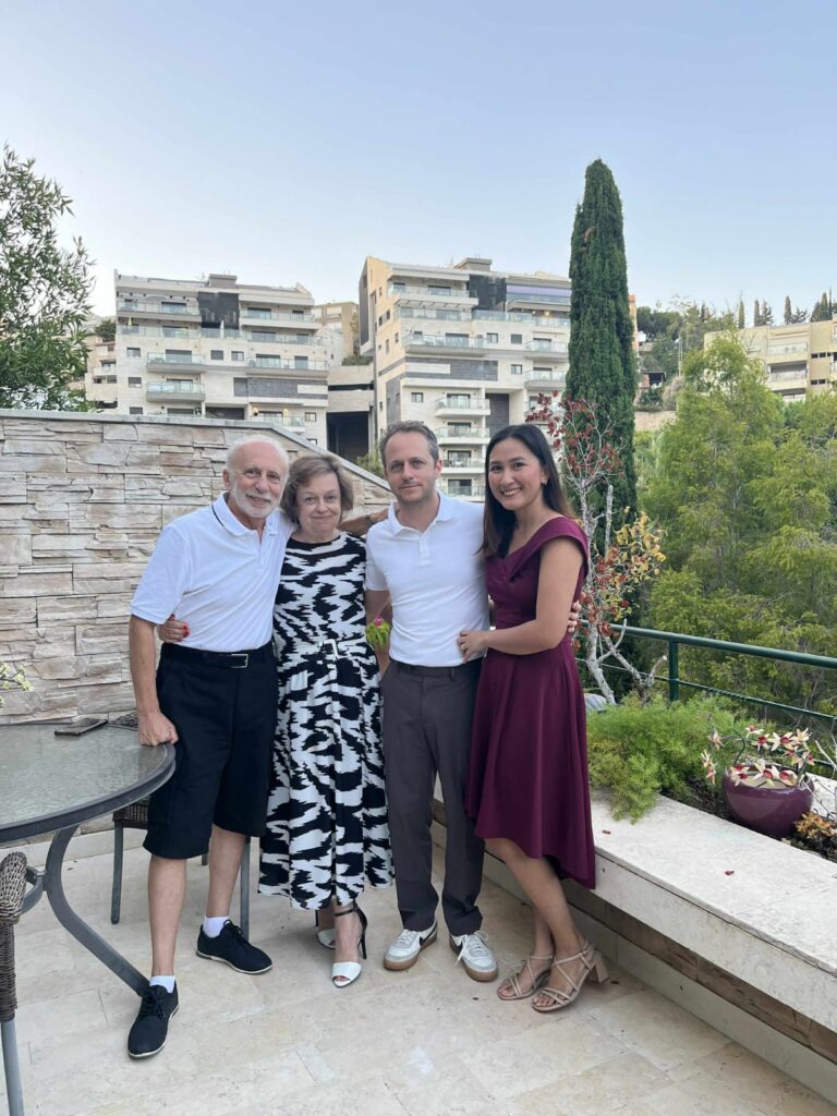 ולדימיר גרשוביץ׳, אשתו לנה אוסטרובסקי, בנם דימיטרי ואשתו לוסיל ג׳יין גרשוביץ׳, על מרפסת הבית בו הם מצאו את מותם | צילום: אלבום פרטי