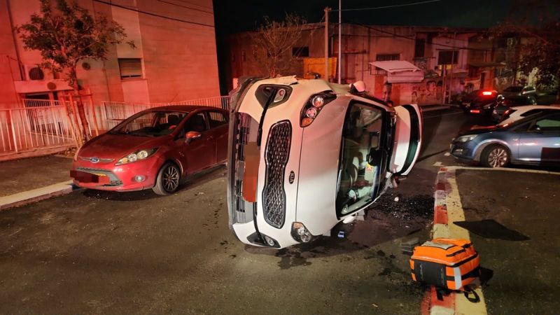 שגרה שכזו: נהגת חולצה הלילה בחיפה, לאחר שרכבה התהפך על הצד