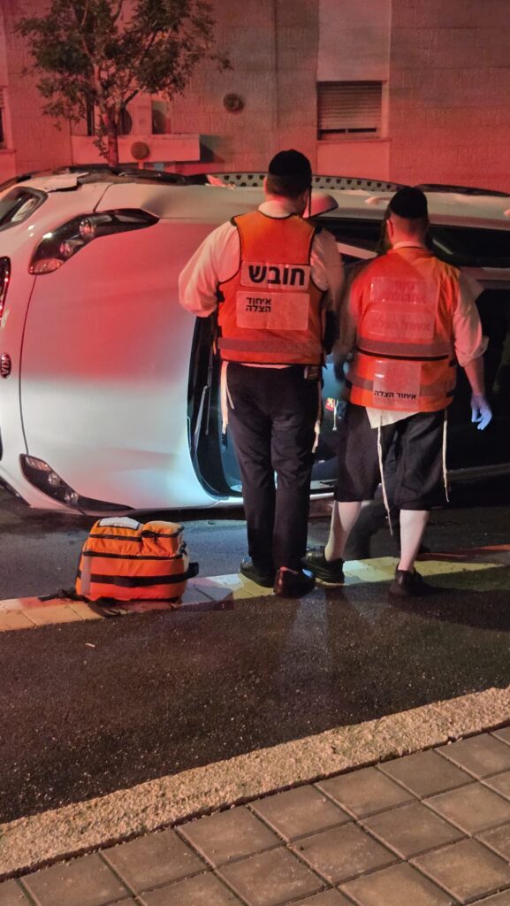 מתנדבי איחוד הצלה מטפלים בפצועה במצב קל | צילום: דוברות איחוד הצלה