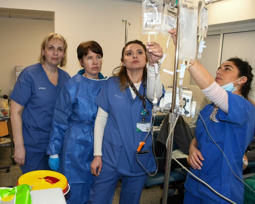 רגינה עם צוות המכון ההמטו-אונקולוגי בעבודה | צילום: אלי דדון וירון חזן