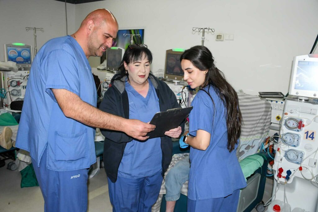וואפה עם צוות המחלקה בדיאליזה ממוגן ברמב