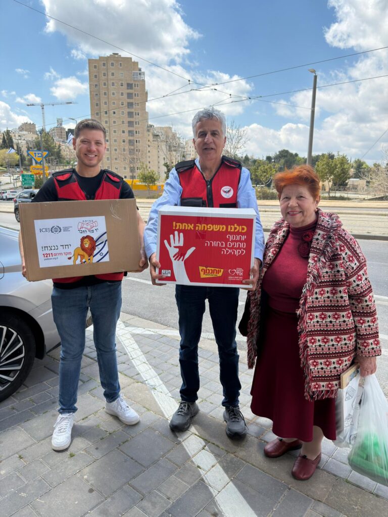 יאיר נתניה, שמעון סבג וניצולת שואה | צילום: עמותת יד עזר לחבר