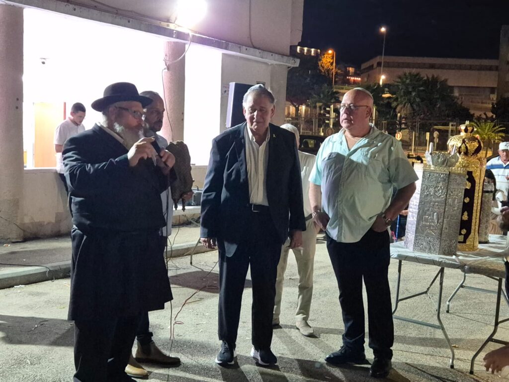 יונה יהב בבית הכנסת אליהו הנביא בקריית אליעזר | צילום: באדיבות עמותת בית הכנסת