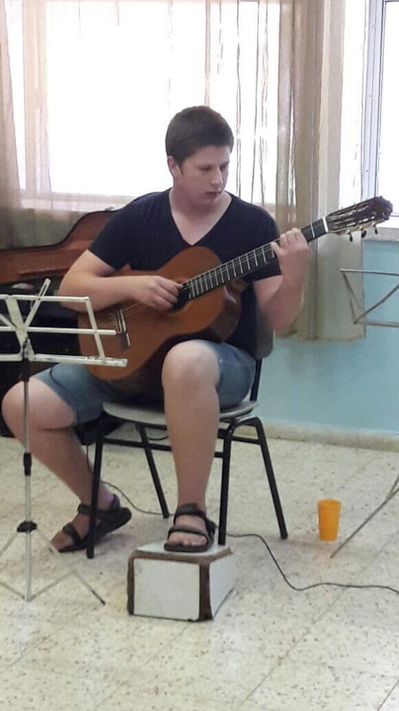 אסיף לוגר והגיטרה | צילום: עמותת דב הקוטב במדבר