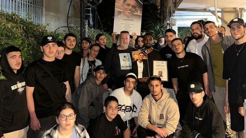 משלחת בני הנוער מטירת כרמל בניחום אצל משפחתו של ימנו זלקה ז