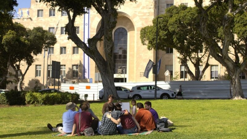 אחרי הסערה במועצה: סאלי עבד העבירה שיעור בערבית מול בניין העירייה