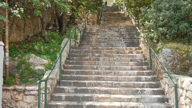 הציור המחוק של שפינוזה במדרגות הנושאות את שמו | צילום: עומר מוזר