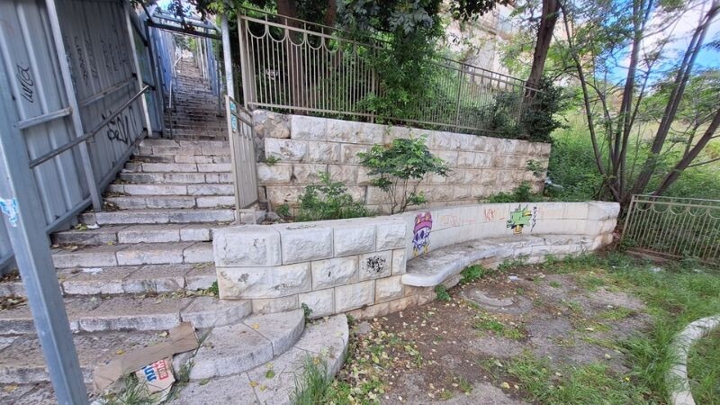 לטפח, לנקות, לסדר, מדרגות עומר על כיאם | צילום: עומר מוזר