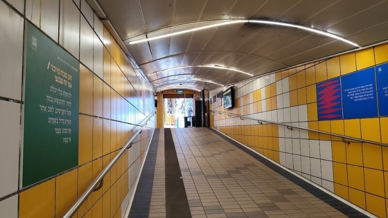 מסדרון בכרמלית והשירים התלויים בו | צילום: רותם עטר