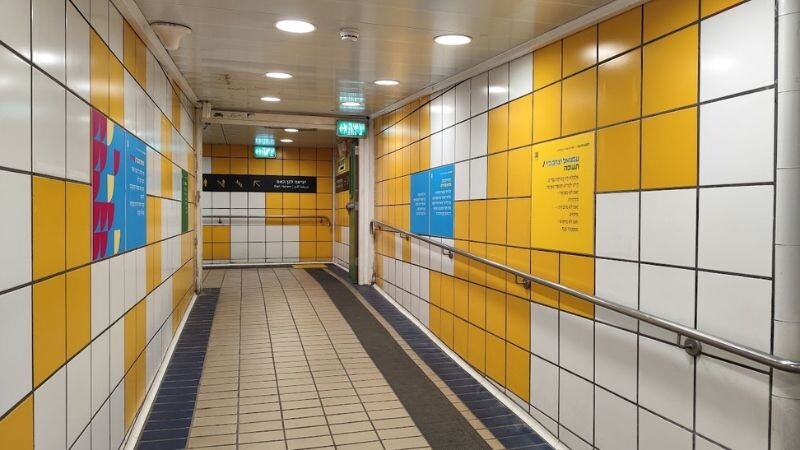 מסדרון בכרמלית והשירים התלויים בו | צילום: רותם עטר