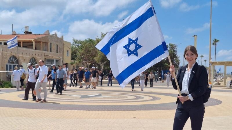 מרגש: נינתם של חיילי הצבא הנאצי צועדת בחיפה עם דגל ישראל
