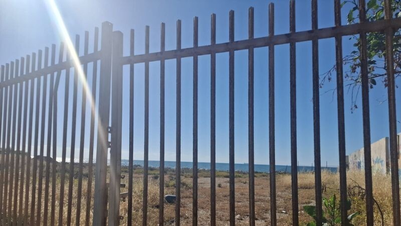 הגדר סביב מתחם הקזינו בבת גלים | צילום: יעל שנער