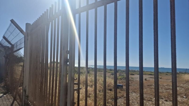 הגדר סביב מתחם הקזינו בבת גלים | צילום: יעל שנער