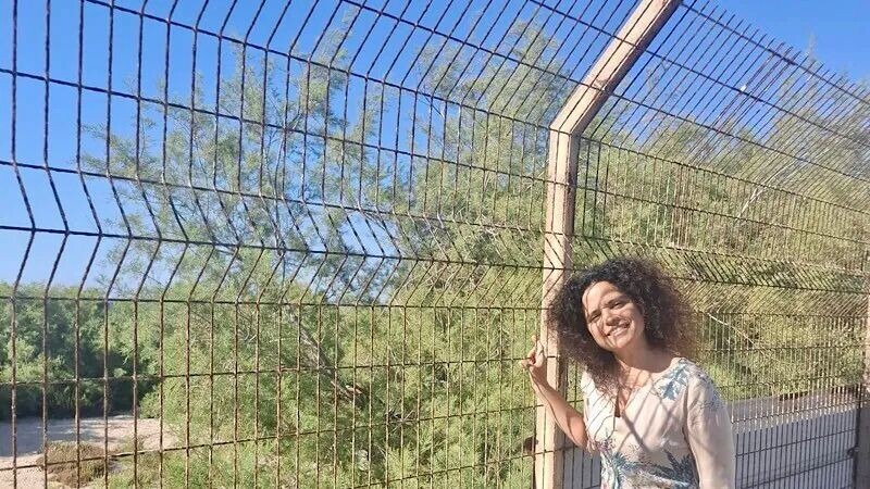 יעל שנער ליד הגדר בבת גלים | צילום: אלבום פרטי