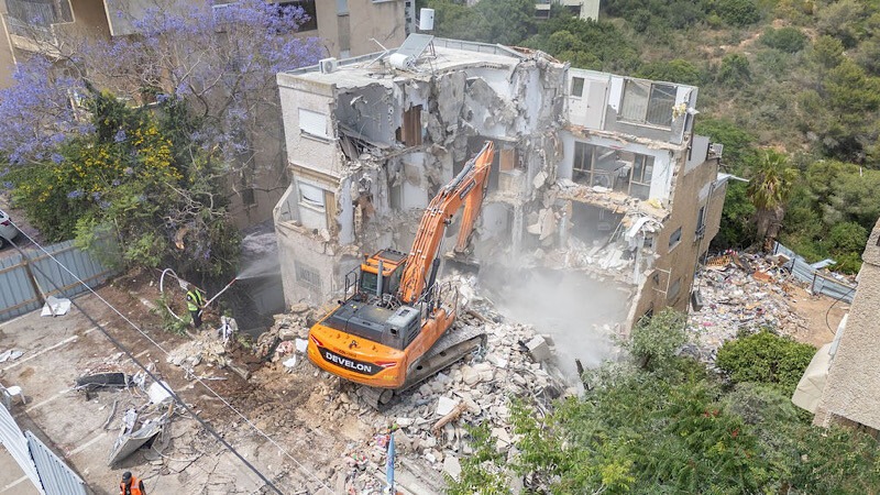 החלה הריסת הבניין שנפגע מטיל איראני ברחוב שמשון חיפה