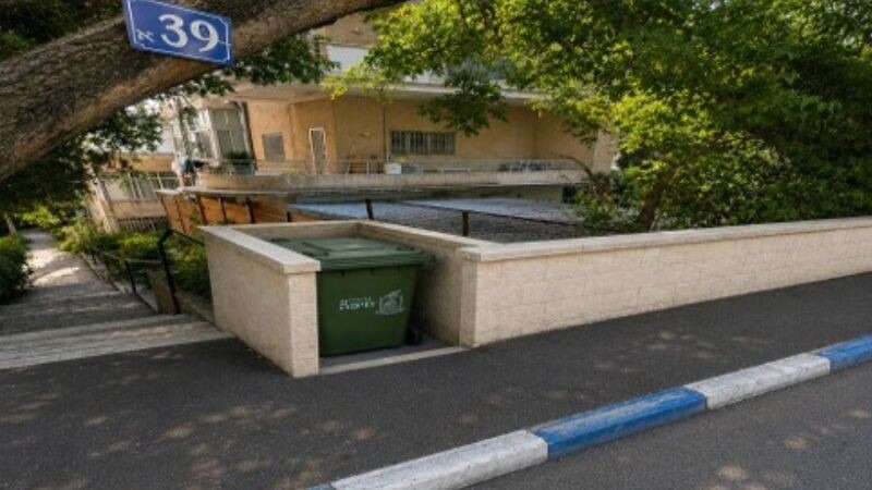 העברת הפחים לשטח הפרטי כדי לפנות את המדרכות ברחוב בר גיורא