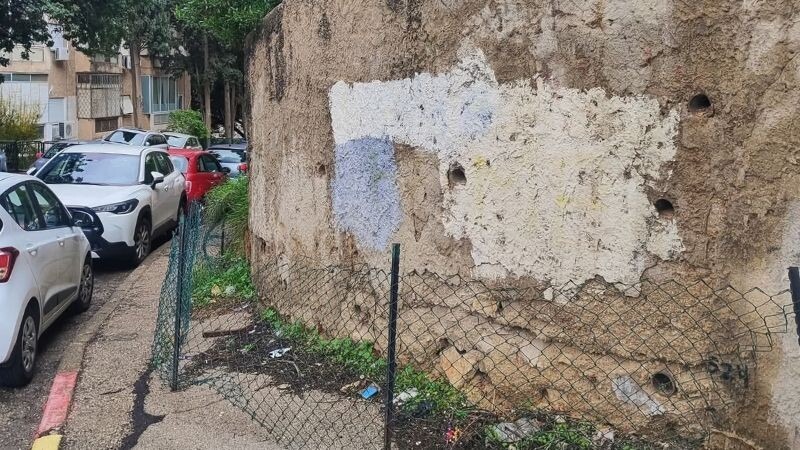 קיר תמך משווע לשיפוץ ברחוב בר גיורא |צילום: עופר פיקס
