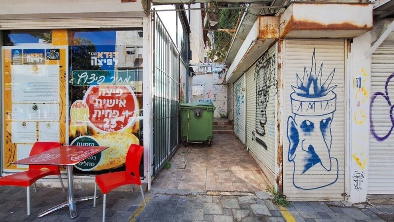 מאחורי כניסה מוזנחת מתגלה מבנה מרהיב | צילום: עומר מוזר