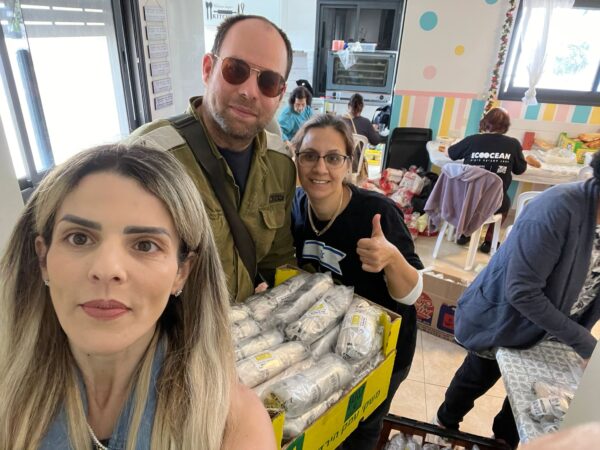 מירב טיאר (במרכז התמונה) בחמ