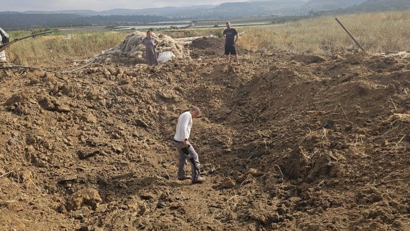 המכתש שנוצר לאחר נפילת שבר היירוט ומחק את חלקת השושן | צילום: זרעים מציון