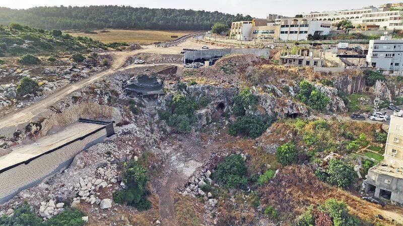 החפירה במערה הקדומה | צילום: אמיל אלג'ם, רשות העתיקות