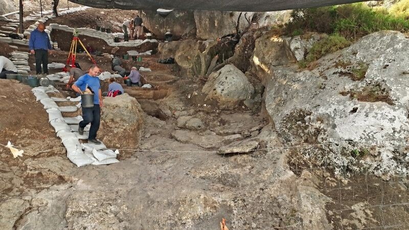 החפירה במערה הקדומה | צילום אמיל אלג'ם, רשות העתיקות