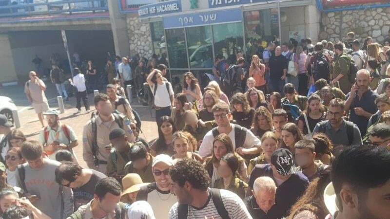 תחנת מרכזית חוף הכרמל הבוקר | צילום: סער