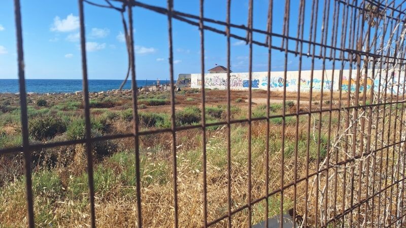 גדר המריבה סביב שטח הבריכה בבת גלים | צילום: עומר מוזר
