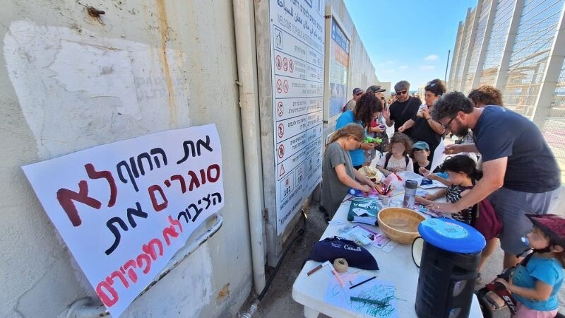 תושבי בת גלים ומאבקם להסרת הגדר שמסביב לבריכה | צילום: עומר מוזר