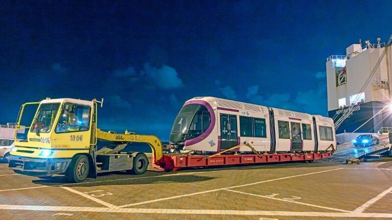 בדרך לרכבת הקלה בתל אביב עוצרים בחיפה