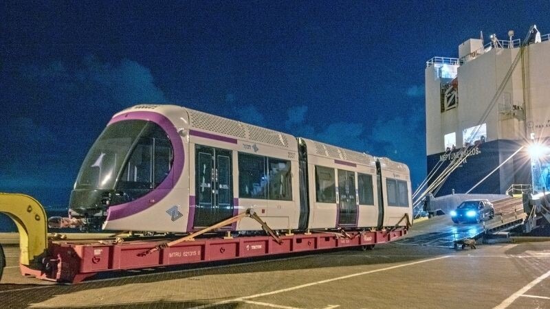 פריקת הקרונות הסגולים של הרכבת הקלה בנמל חיפה | צילום: ורהפטינג ונציאן