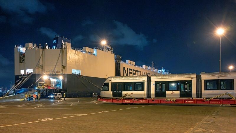 פריקת הקרונות הסגולים של הרכבת הקלה בנמל חיפה | צילום: ורהפטינג ונציאן