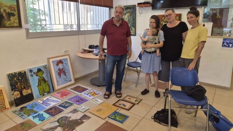 מימין: נגה לביא וצוות מתנ
