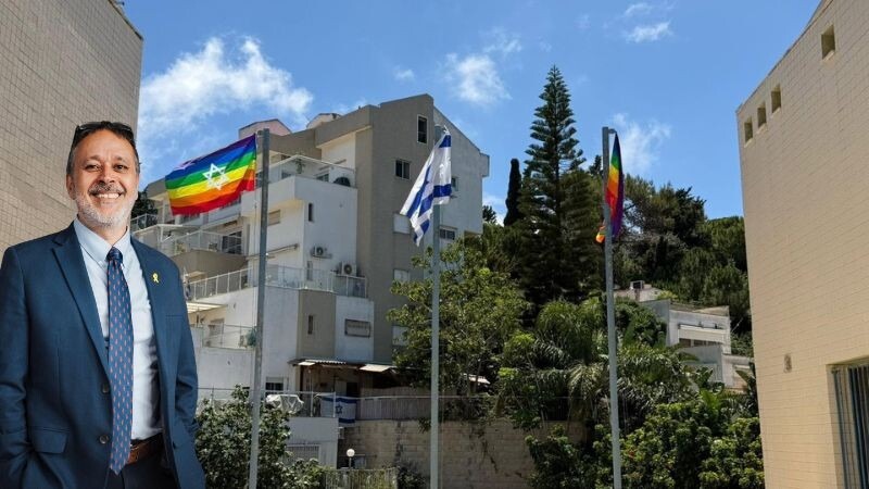 הרב גבי דגן על רקע דגלי הגאווה בבית הכנסת אור חדש | צילום: קהילת אור חדש
