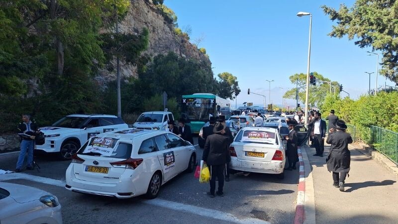 חסימת הכביש בשכונת מעונות גאולה | צילום: עומר מוזר