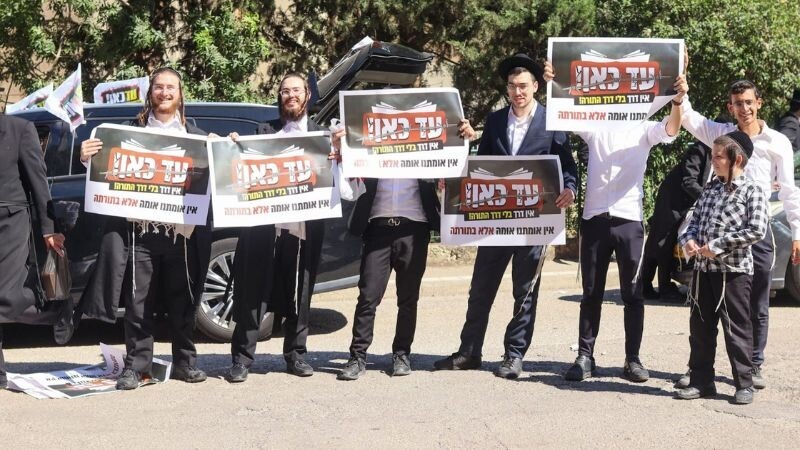 רכז השיירה, שלמה רוטנר (שני משמאל) | צילום: עומר מוזר