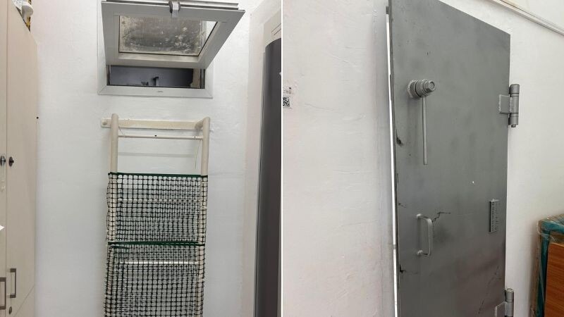 דגל המקלט לא תקנית. משמאל: פתח המילוט ותחתיו סולם מכוסה ברשת | צילום: אלונה זך