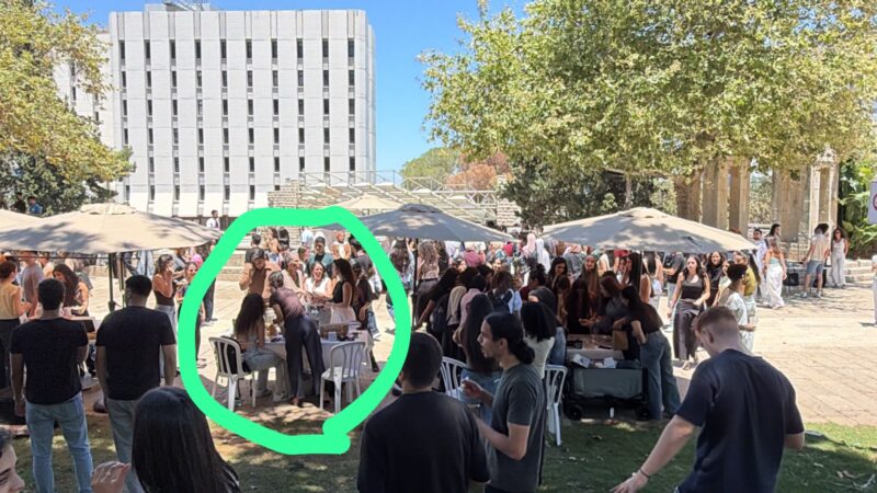 הדוכן שבו נמכר התיליון עם צבעי דגל פלסטין | צילום: פרטי