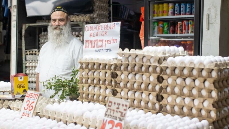 יוסף פנונו בדוכן הביצים | צילום: עומר מוזר