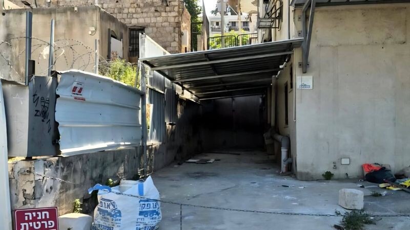 המבנה הלא חוקי מעל מדרגות דבורה | צילום: אדם שמואלביץ'