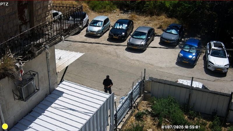 המבנה הלא חוקי מעל מדרגות דבורה | צילום: אדם שמואלביץ'