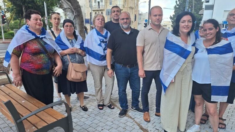 חברי המועצה טטיאנה ג'ון וארטיום חרצ'נקו עם מפגינים כנגד מינוי ביאדסי | צילום: עומר מוזר