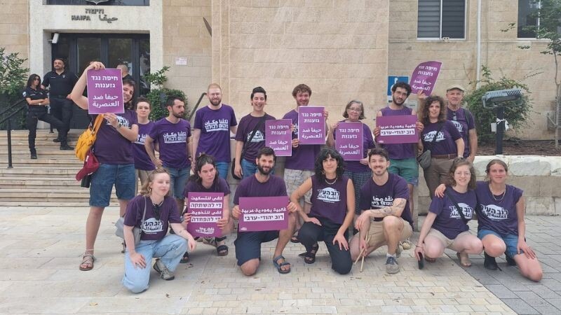 חברי רוב העיר בהפגנת תמיכה במינוי ביאדסי | צילום: עומר מוזר