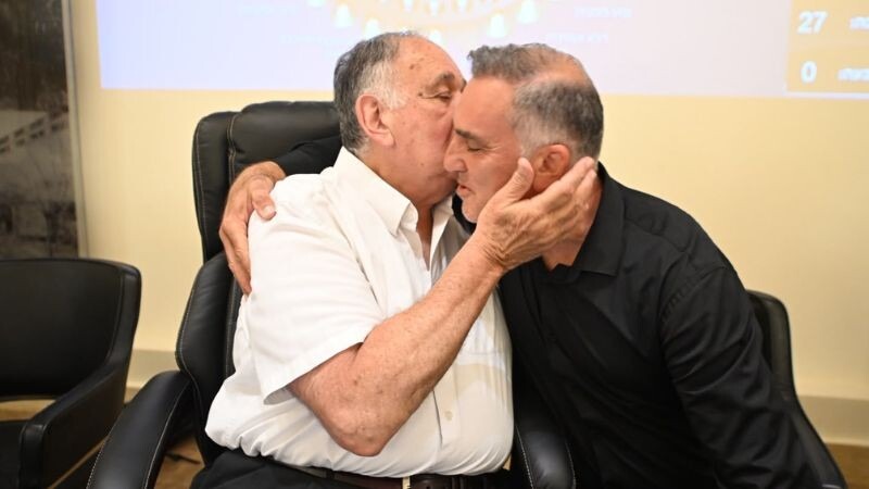 יונה יהב ופאח'ר ביאדסי לאחר ההצבעה | צילום: ראובן כהן, דוברות עיריית חיפה
