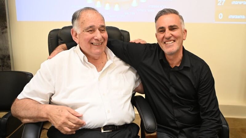 יונה יהב ופאח'ר ביאדסי לאחר ההצבעה | צילום: ראובן כהן, דוברות עיריית חיפה